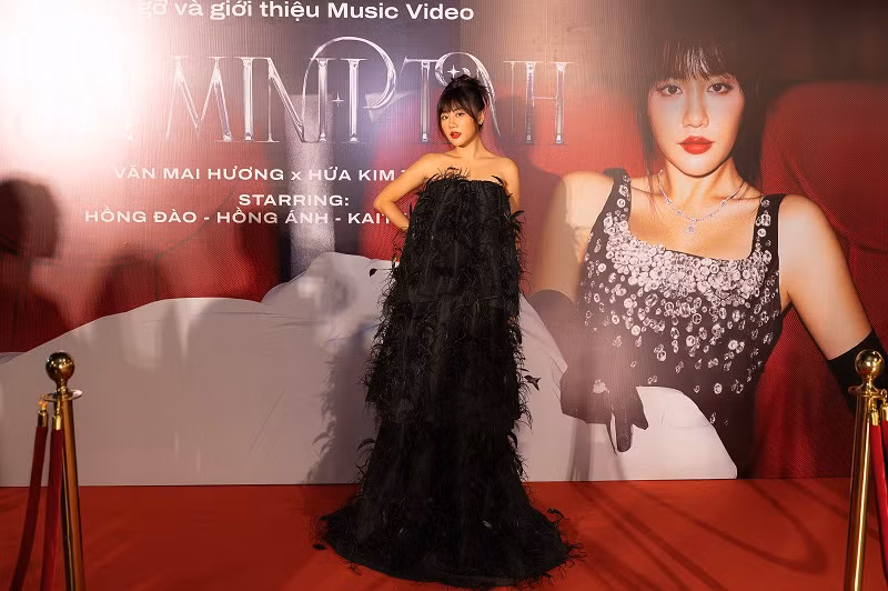 Ngày 26/9, ca sĩ Văn Mai Hương chính thức trình làng sản phẩm âm nhạc “Đại minh tinh” sau thời gian ấp ủ thực hiện.