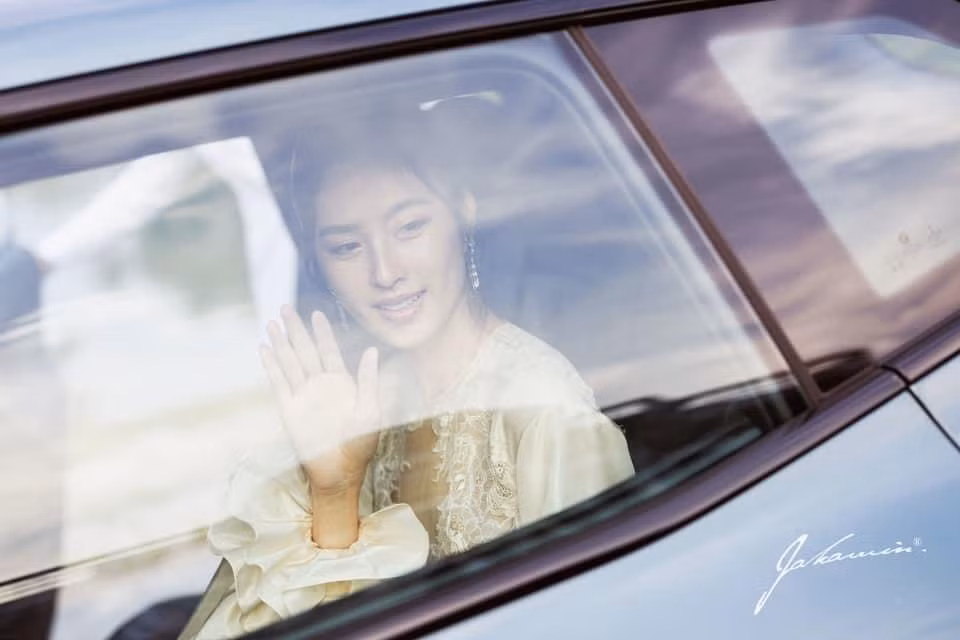 " Hoa hậu chuyển giới đẹp nhất Thái Lan" lựa chọn phong cách trang điểm nhẹ nhàng kết hợp chiếc váy cưới pha ren thanh lịch, sang trọng, tạo điểm nhấn ở phần ống tay cổ điển.