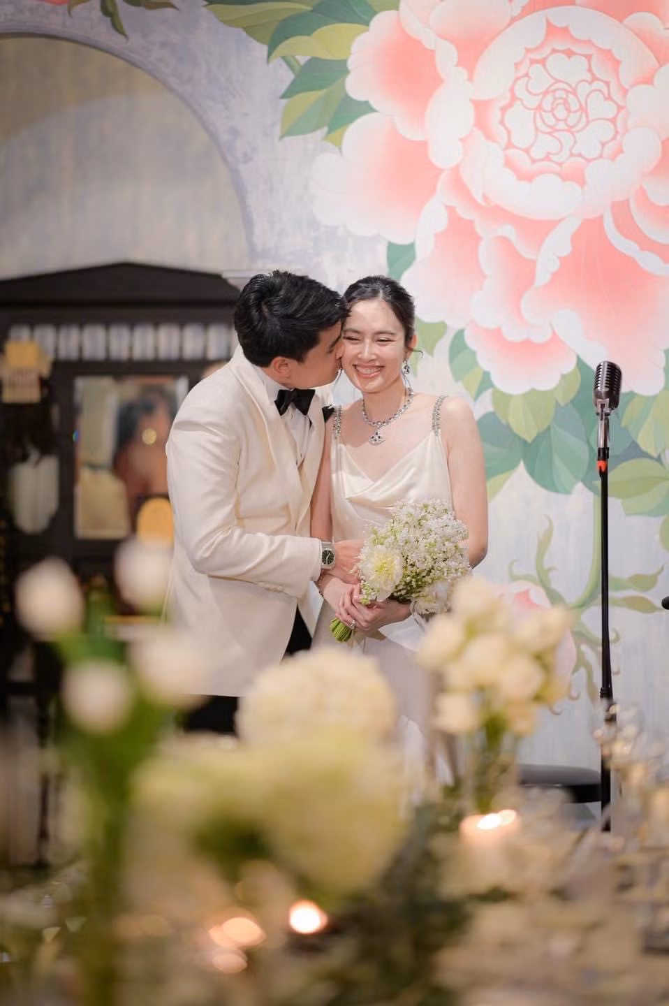 Cặp đôi quen nhau từ thời trung học, Oak là bạn của anh trai Nong Poy. Khi đó trong mắt anh, Nong Poy hiền lành, nhút nhát, hay bị bạn bè trêu chọc.