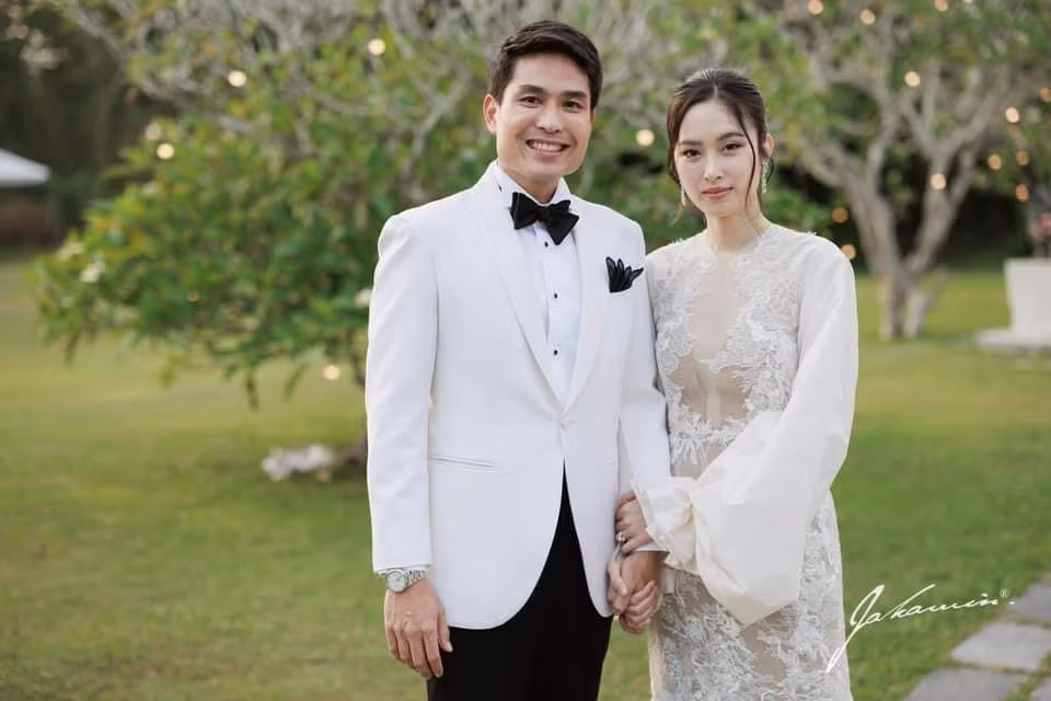 Nong Poy cùng vị hôn phu tay trong tay, trao nhau cử chỉ tình tứ tại hôn lễ. Chuyện tình cảm của Nong Poy và chồng doanh nhân khiến nhiều người ngưỡng mộ.