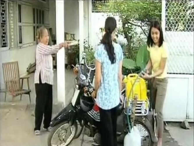 Trong “Bỗng dưng muốn khóc”, nghệ sĩ Thiên Kim đóng vai bà Mười bán nước. Nhân vật này chỉ xuất hiện trong bối cảnh duy nhất: khi Trúc đến mua nước. Bà Mười kể với Trúc rằng thời trẻ bà có rất nhiều chàng trai theo đuổi. Chi tiết này khiến nhiều người cười nghiêng ngả. Ảnh: Đất Việt