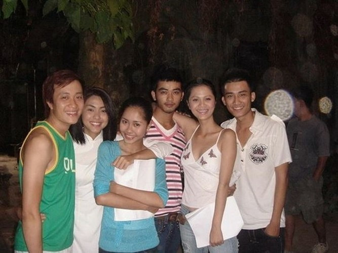 Hai vai diễn phụ nổi bật khác trong “Bỗng dưng muốn khóc” là Khánh (Minh Tuấn) và Duy (Chí Thiện). Vào thời điểm đóng phim, cả hai hoạt động trong nhóm La Thăng. Sau khi nhóm tan rã, Minh Tuấn và Chí Thiện (ngoài cùng bên phải) hoạt động solo. Trong khi Minh Tuấn thử sức ở vai trò ông bầu, Chí Thiện theo đuổi sự nghiệp diễn xuất. Ảnh: Dân Trí