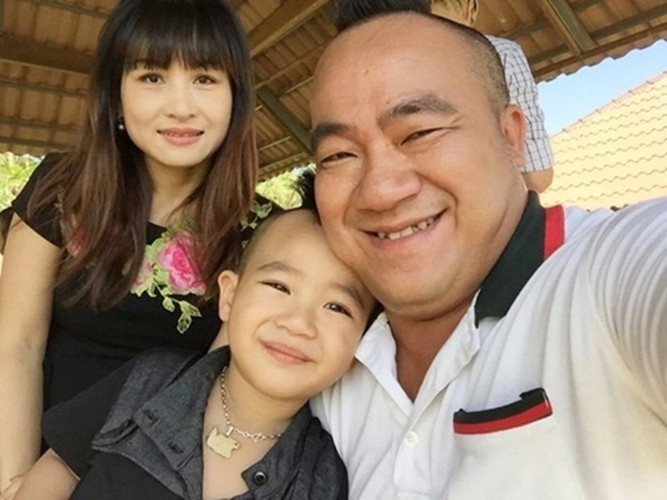 Hiếu Hiền vào vai chàng trai bán bong bóng tên Hều trong “Bỗng dưng muốn khóc”. 15 năm qua, anh góp mặt trong nhiều bộ phim như “Ngôi nhà hạnh phúc”, “Hot boy nổi loạn”, “Hello cô Ba”, “Yêu anh! Em dám không?”, “Lửa Phật”, “Bảo mẫu siêu quậy”. Hiện tại, Hiếu Hiền có tổ ấm hạnh phúc bên vợ và 3 người con. Ảnh: Khám phá