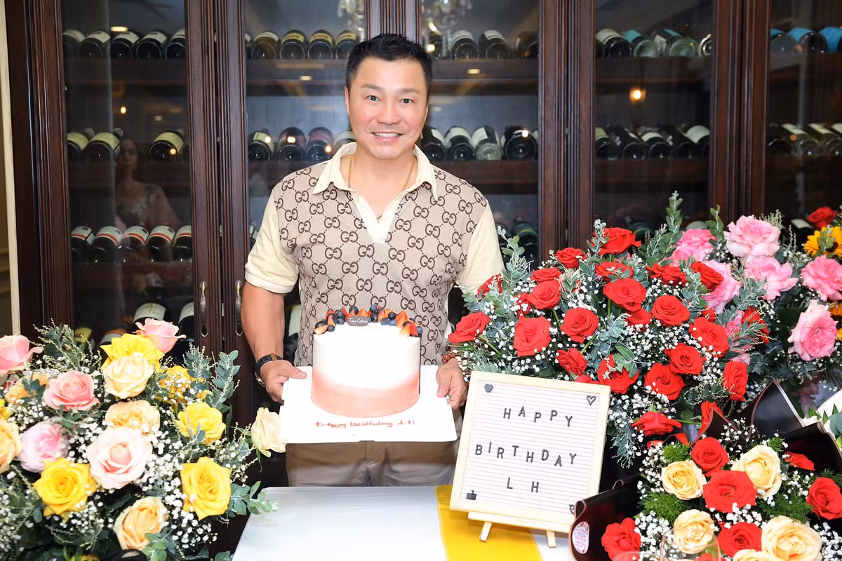 Diễn viên Lý Hùng vừa khoe loạt ảnh đón tuổi mới bên người thân trong gia đình.