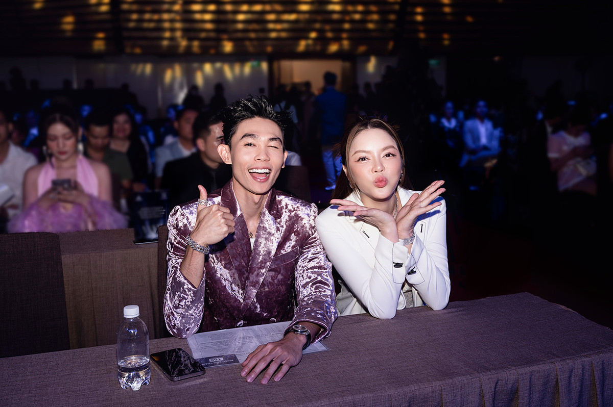 "Nhan sắc cũng chỉ một khoảng thời gian thôi, sắc đẹp có tồn tại mãi mãi đâu. Tôi là một nghệ sĩ nhưng cũng đồng thời hoạt động kinh doanh nhiều năm nay. Tôi mong với những thành tựu nhiều người khao khát mà tôi đã có được trong thời gian qua sẽ truyền cảm hứng, khẳng định vai trò, năng lực, sự tự tin của người phụ nữ trong xã hội hiện đại", nữ diễn viên bày tỏ.