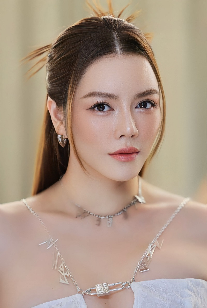 Lý Nhã Kỳ cũng thừa nhận trong công việc cô là một phụ nữ tham vọng, có được những thứ đã đặt ra. Cô cho rằng nếu một người phụ nữ hay một nghệ sĩ chỉ có đẹp nhưng không thực sự có năng lực và sự nhiệt tâm trong công việc thì cũng chẳng tồn tại bền vững.