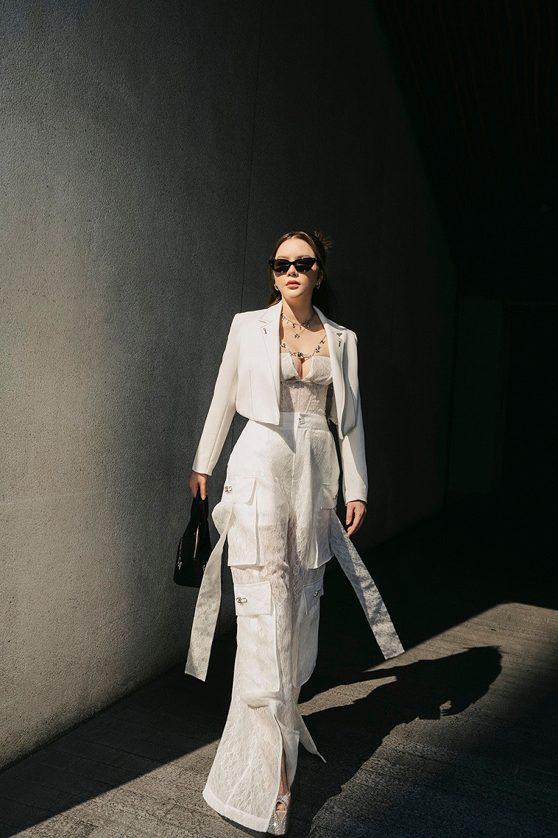 Lý Nhã Kỳ cho biết cô không ngại đầu tư, làm mới bản thân qua thời trang. Nhờ có các nhà thiết kế, stylist hiểu rõ về tỷ lệ cơ thể, chọn váy áo phù hợp khiến người đẹp luôn tự tin khi xuất hiện. Cô cũng chia sẻ về việc bị anti-fan xúc phạm và phản ứng của nghệ sĩ trước những lời tiêu cực đó.