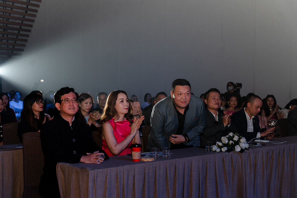 Diễn viên – doanh nhân Mai Thu Huyền diện váy đỏ tại sự kiện. Đại sứ của MsMA 2023 là Jera Trần đại diện ban tổ chức. Nói về cuộc thi lần này, BTC cho biết điều kiện để các chị em tham gia là 18 – 59 tuổi không cần quá xinh đẹp vì đây không phải cuộc thi người đẹp mà thi chỉ số IQ, sức ảnh hưởng cộng đồng. Cuộc thi sẽ bắt đầu tuyển sinh vào tháng 2/2023.