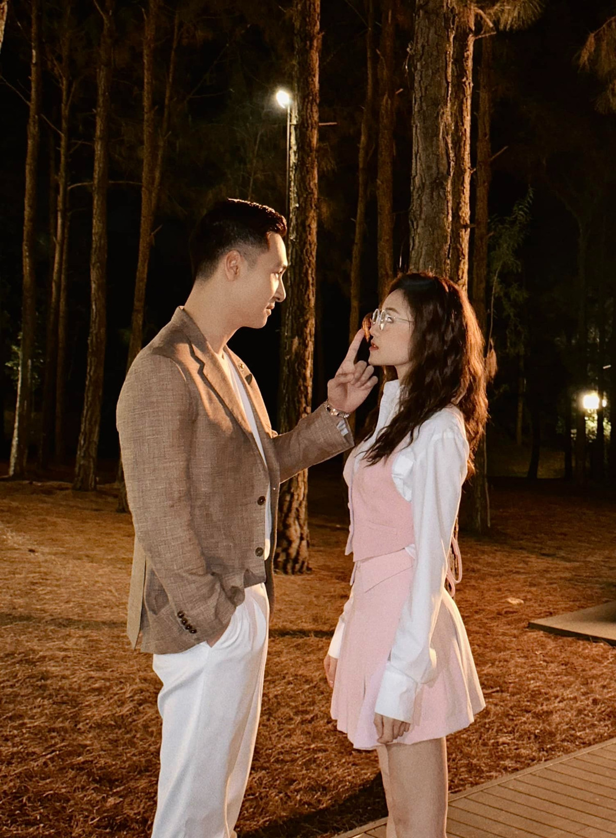 Trên màn ảnh, bốn nụ hôn theo sát sự biến đổi trong tình cảm của Ly đối với Quy. Ở hậu trường, loạt cảnh cũng gắn với sự đổi khác trong lần kết hợp đầu tiên của Thùy Anh và Mạnh Trường. Thùy Anh cho biết nụ hôn đầu tiên, Ly chẳng ngại ngùng gì bởi đầu óc không còn tỉnh táo. Trái lại, nữ diễn viên lại mang nhiều ngại ngùng và hồi hộp trong lúc quay.