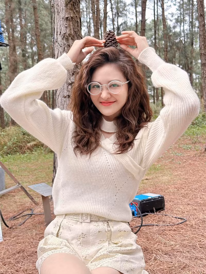 Thùy Anh bật cười kể lại: “Phân đoạn dài bốn trang thoại. Chúng tôi cứ nói vài câu tình cảm, bên kia lại vang lên tiếng ‘Quẩy lên nào’, có lúc lại là giọng anh Tuấn Hưng hát ‘Đã khuya rồi vẫn ngồi đếm sao’. Chúng tôi vừa nhớ thoại, vừa giữ cảm xúc, nén cười để diễn thật tình tứ”.