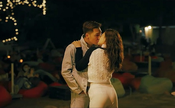 Ngay ở tập 3, kịch bản đã hé lộ Ly và Quy từng chạm mặt từ trước. Nhưng chuyện này chỉ còn Quy nhớ tới còn với Ly, nó là thứ ký ức đã bị xóa sạch. Chuyện xảy ra vào một tối Ly uống say. Thua cuộc trong trò chơi với nhóm bạn, cô buộc phải hôn người đàn ông đầu tiên cô nhìn thấy. Không biết phải gọi đây là điều may mắn hay xui rủi, Quy chính là người đàn ông được số mệnh sắp đặt đón nhận nụ hôn trong cơn say của cô thợ bánh. Khoảnh khắc ngốc nghếch của Ly làm khán giả không thể nhịn cười, nhưng lại khiến chàng doanh nhân đạo mạo tương tư khó quên.