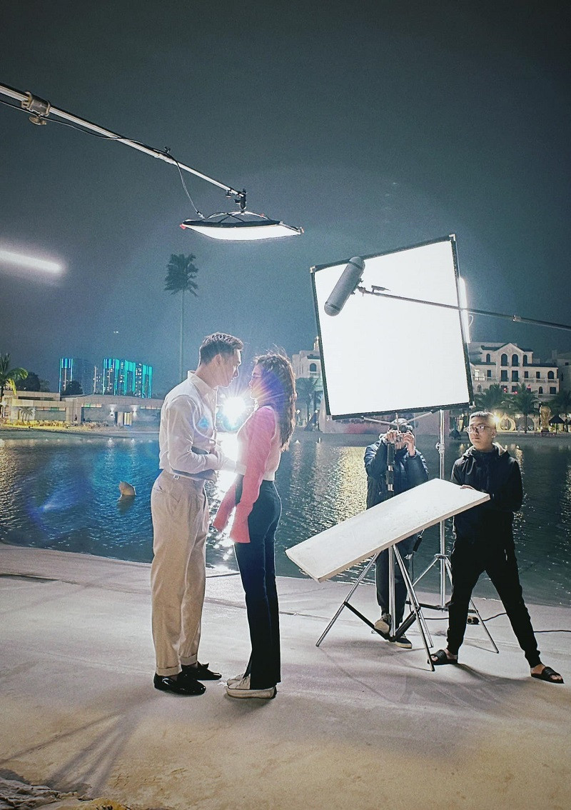 Cô chia sẻ: “Người diễn viên luôn phải chủ động phân tích kịch bản và tâm lý nhân vật. Kết hợp với chỉ dẫn của đạo diễn trên trường quay, chúng tôi mới hoàn thành được cảnh phim. Vào cảnh, tôi thấy mình là Ly đang say khướt, không còn chút ngại ngùng gì. Nhưng đạo diễn vừa hô ‘cắt’, tôi ngại lắm. Cảnh phim ghi hình ở những ngày đầu tiên của dự án, hai anh em chưa thân nhau, vẫn quen xưng hô ‘bố - con’ từ hồi Cả một đời ân oán. Cảnh này quay ba, bốn tiếng mới xong. Chúng tôi đều rét run vì quay bên sông Hồng giữa mùa đông”.