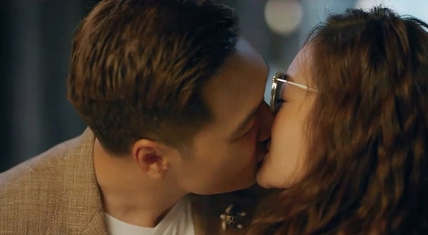 Bằng đi một thời gian dài với nhiều hiểu lầm và khắc khẩu, Quy và Ly dần nên duyên và có thêm những phút giây mật ngọt, riêng tư. Tập 16 và 18 ghi dấu hai nụ hôn đầy ngọt ngào chàng tổng tài dành tặng người con gái anh yêu, trong khi cô thợ bánh “tình trong như đã, mặt ngoài còn e”. Gần nhất, ở tập 20, Ly đã thực sự bước vào tình yêu với Quy, sống thật với cảm xúc của mình. Nụ hôn trước cửa nhà lưu giữ sự thăng hoa trong chuyện tình của đôi trẻ.