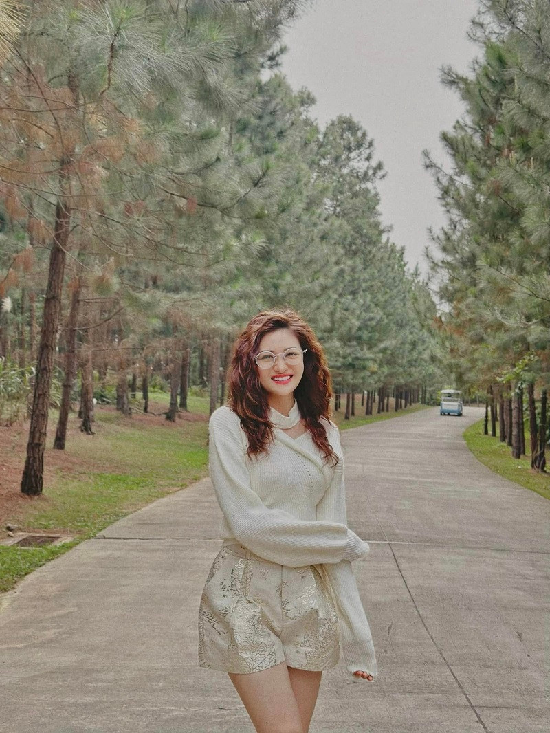 Dù các cảnh hôn không quá thử thách kỹ năng diễn xuất của hai diễn viên, Thùy Anh và Mạnh Trường vẫn rơi vào tình cảnh bi hài với những lần khóa môi trên màn ảnh. Theo tiết lộ của Thùy Anh, ở tập 16, cô và bạn diễn thể hiện khoảnh khắc lãng mạn của hai nhân vật trên nền tiếng nhạc xập xình của quán bar gần đó.