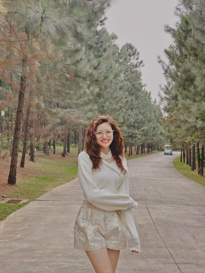 Dù các cảnh hôn không quá thử thách kỹ năng diễn xuất của hai diễn viên, Thùy Anh và Mạnh Trường vẫn rơi vào tình cảnh bi hài với những lần khóa môi trên màn ảnh. Theo tiết lộ của Thùy Anh, ở tập 16, cô và bạn diễn thể hiện khoảnh khắc lãng mạn của hai nhân vật trên nền tiếng nhạc xập xình của quán bar gần đó.