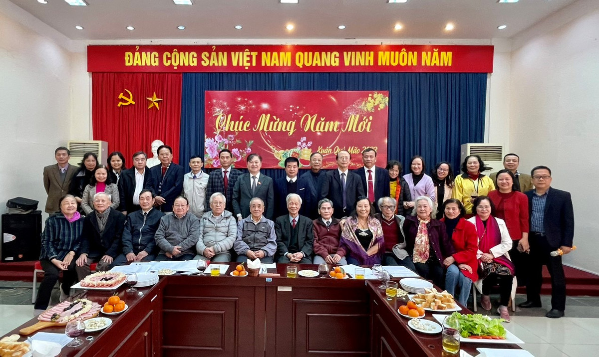 Lien hiep Hoi Viet Nam gap mat, chuc Tet cac can bo huu tri