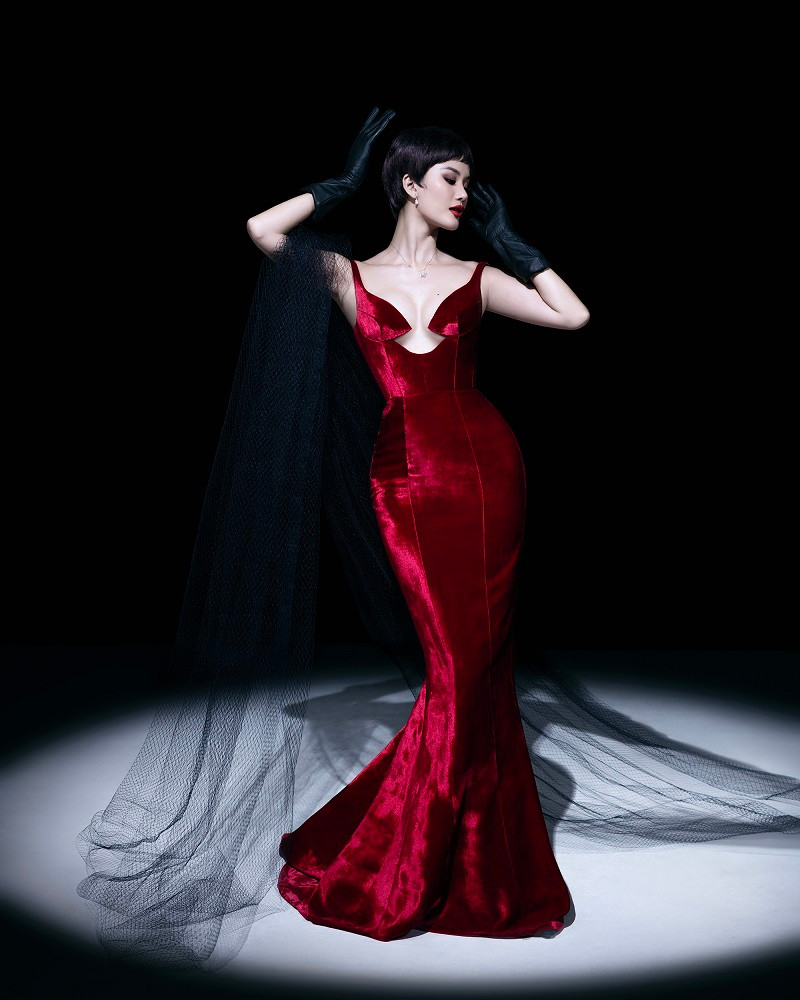 Người mẫu Hương Ly cho biết: “Tôi đã gợi ý với ê-kíp của mình lựa chọn Vĩnh Đam là người mẫu nam duy nhất thể hiện tinh thần cho bộ sưu tập lần này”.