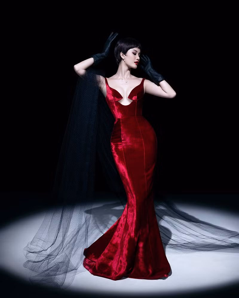 Người mẫu Hương Ly cho biết: “Tôi đã gợi ý với ê-kíp của mình lựa chọn Vĩnh Đam là người mẫu nam duy nhất thể hiện tinh thần cho bộ sưu tập lần này”.