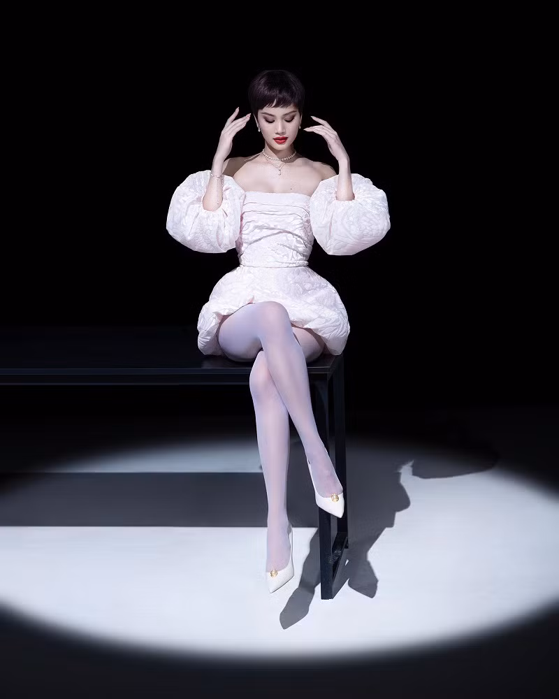 Đặc biệt, người mẫu Hương Ly lần đầu tiên chọn thay đổi hình ảnh với mái tóc ngắn cá tính để phù hợp với hình tượng của bộ sưu tập.