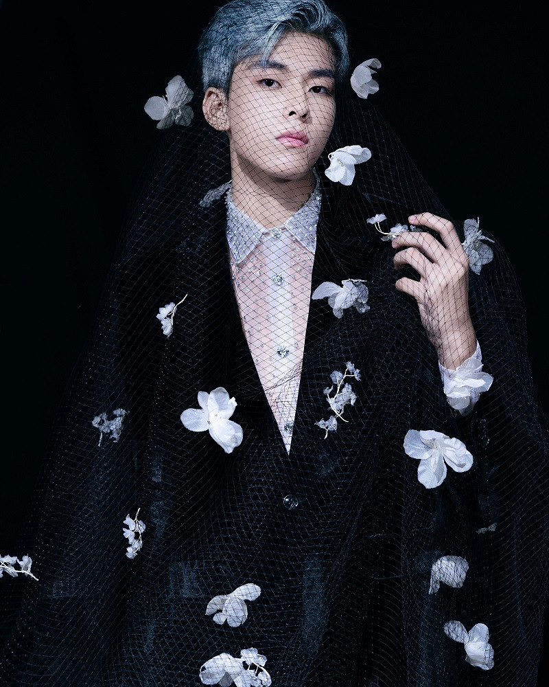 NTK Trần Hùng chia sẻ: “Tôi muốn truyền tải thông điệp về bình đẳng giới được lấy cảm hứng từ lễ cưới khi bắt đầu lên ý tưởng và thực hiện bộ sưu tập thứ 10. Những hình ảnh quen thuộc trong lễ cưới như hoa cưới, lễ phục, không gian lễ được cài cắm khéo léo thông qua trang phục, chi tiết hoa cách điệu...".