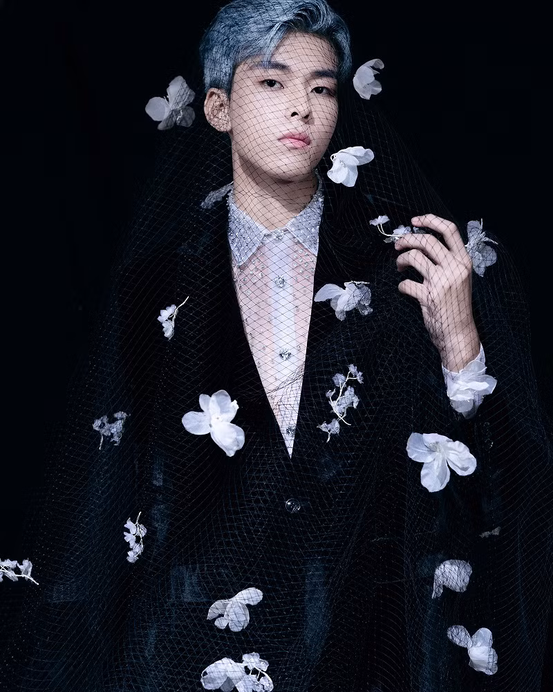 NTK Trần Hùng chia sẻ: “Tôi muốn truyền tải thông điệp về bình đẳng giới được lấy cảm hứng từ lễ cưới khi bắt đầu lên ý tưởng và thực hiện bộ sưu tập thứ 10. Những hình ảnh quen thuộc trong lễ cưới như hoa cưới, lễ phục, không gian lễ được cài cắm khéo léo thông qua trang phục, chi tiết hoa cách điệu...".