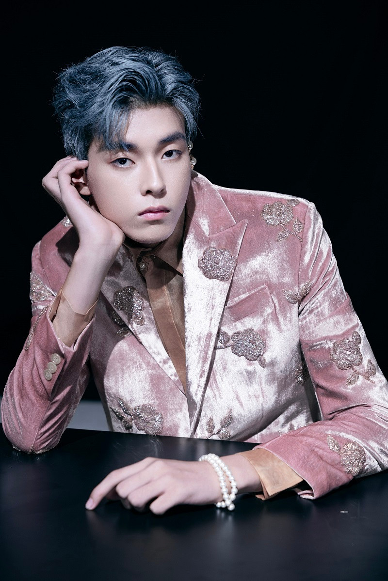 Vĩnh Đam chính là thí sinh xuất sắc giành giải thưởng Nam vương Hutech 2023 tại Miss &amp; Mister Hutech 2023 mà Hương Ly đồng hành ở vị trí giám khảo của cuộc thi.