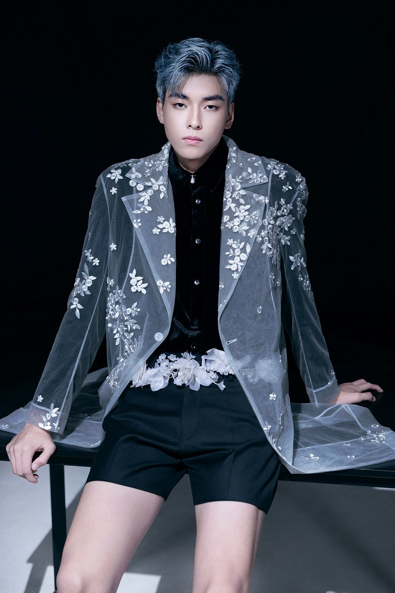 "Sự bình đẳng giới được thể hiện không phải nam mặc đồ nữ hay nữ mặc đồ nam mà qua cách lựa chọn styling hay chi tiết, nam cũng có thể sử dụng những chất liệu trong suốt hay họa tiết hoa, chi tiết hoa cưới như cô dâu. Ngược lại nữ cũng có thể dùng những chi tiết như caravat hay chi tiết của lễ phục chú rể”, Trần Hùng tiết lộ.