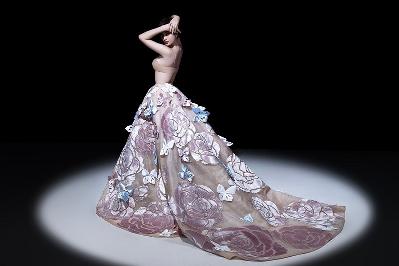 Hương Ly xinh đẹp, quyến rũ khi làm mẫu cho bộ sưu tập mới của Trần Hùng.