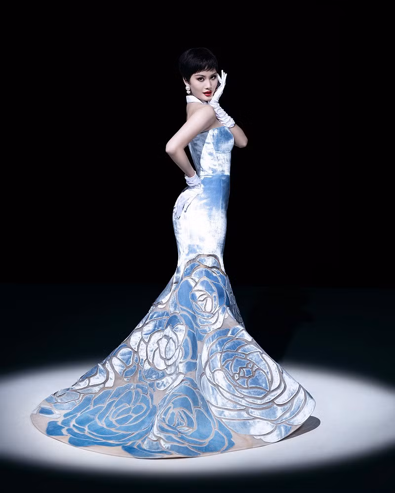 Bên cạnh đó, các họa tiết đan xen trên thiết kế lấy cảm hứng từ hoa trà được xử lý thêu cườm và đính móc xích từ các thợ thủ công lành nghề.