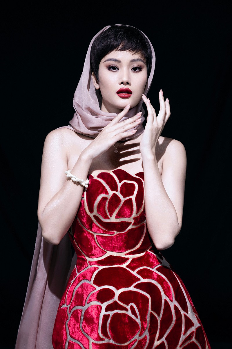 Bộ sưu tập Thu Đông 2023 của nhà thiết kế Trần Hùng được lên ý tưởng và hoàn thành trong thời gian 3 tháng, với 20 mẫu thiết kế nam nữ được sử dụng chất liệu chủ đạo là vải Nhung Silk và Organza 100% tơ tằm.