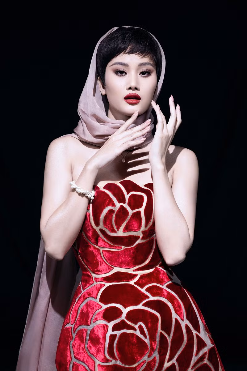 Bộ sưu tập Thu Đông 2023 của nhà thiết kế Trần Hùng được lên ý tưởng và hoàn thành trong thời gian 3 tháng, với 20 mẫu thiết kế nam nữ được sử dụng chất liệu chủ đạo là vải Nhung Silk và Organza 100% tơ tằm.