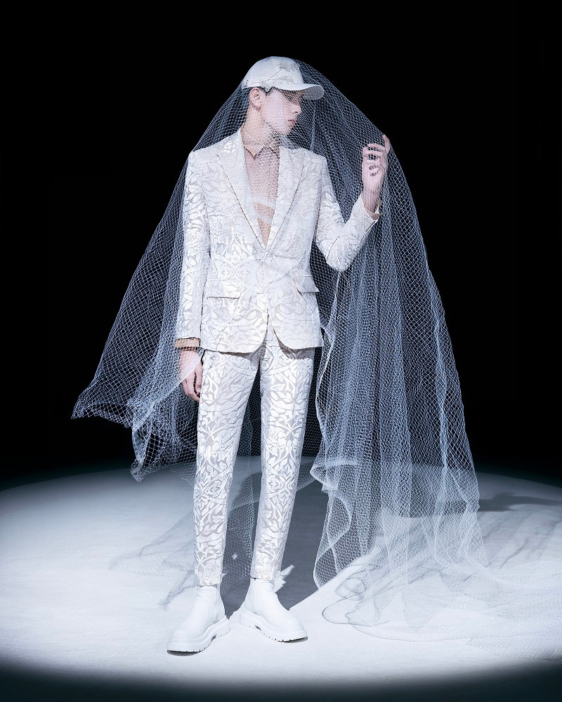 Ngoài ra xuyên suốt bộ sưu tập còn là những trang phục suit được may đo tỉ mỉ, vô cùng kỳ công, với phom dáng hiện đại và cao cấp.
