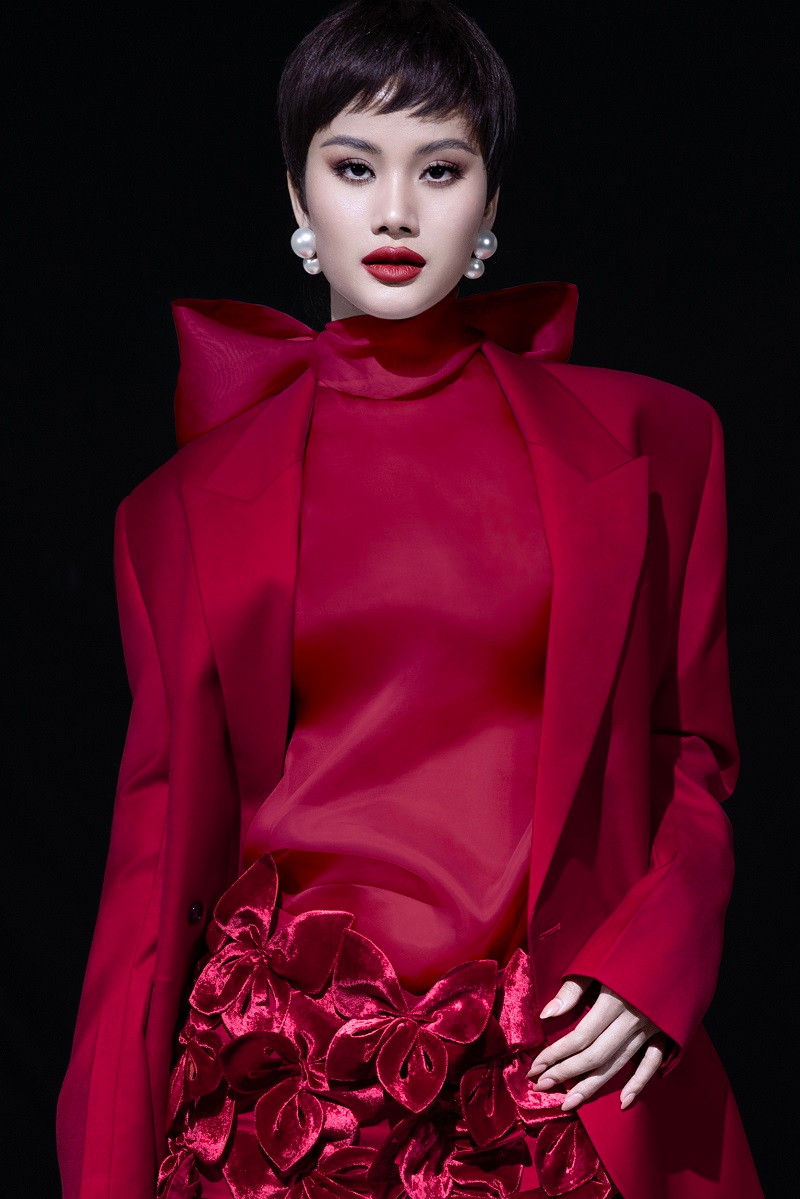 Được biết, bộ sưu tập thứ 10 của Trần Hùng được ra mắt vào lúc 8h8, ngày 8/8 thuộc Tuần lễ thời trang London (Anh).