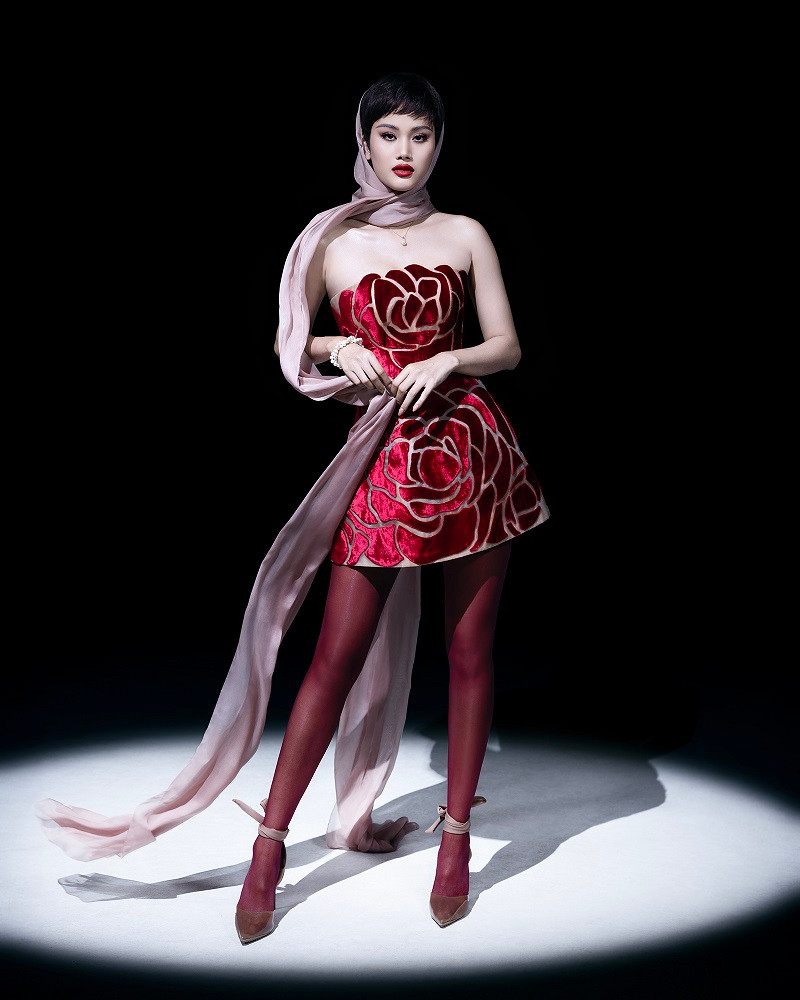 Nhà thiết kế Trần Hùng và người mẫu Hương Ly vừa cho ra mắt bộ sưu tập Thu Đông 2023 vào tối ngày 8/8.