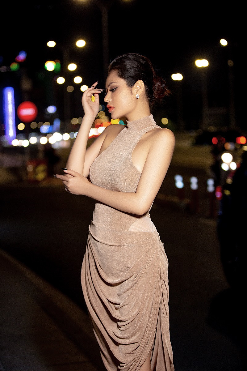 Theo Di Khả Hân, mặc gợi cảm chừng mực sẽ giúp người con gái khai thác được hết đường cong trên cơ thể. Tuy nhiên, ranh giới với phản cảm là mong manh, đòi hỏi các cô gái phải tinh tế, khéo léo lựa chọn. Về phần mình, Di Khả Hân chọn trang phục có độ hở vừa phải để hạn chế tối đa việc gặp sự cố. Hơn hết, sự thoải mái, giúp bản thân tự tin hơn cũng là một trong những yếu tố quan trọng trong việc chọn trang phục của Di Khả Hân.