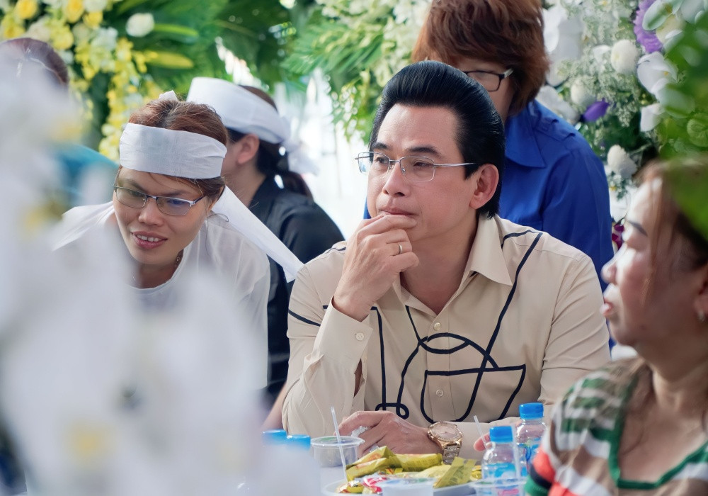 Ngân Tuấn là nam nghệ sĩ đóng nhiều nhất với Vũ Linh trong các băng đĩa cải lương. Anh xem cố nghệ sĩ là sư phụ, người thầy, đàn anh lớn trong nghề.