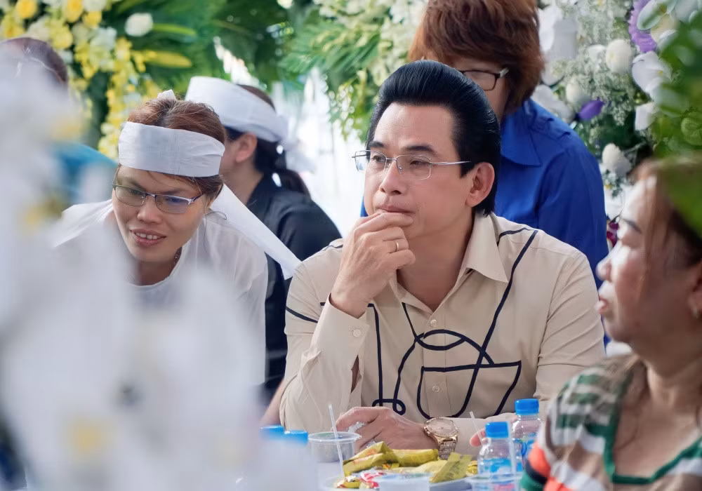 Ngân Tuấn là nam nghệ sĩ đóng nhiều nhất với Vũ Linh trong các băng đĩa cải lương. Anh xem cố nghệ sĩ là sư phụ, người thầy, đàn anh lớn trong nghề.