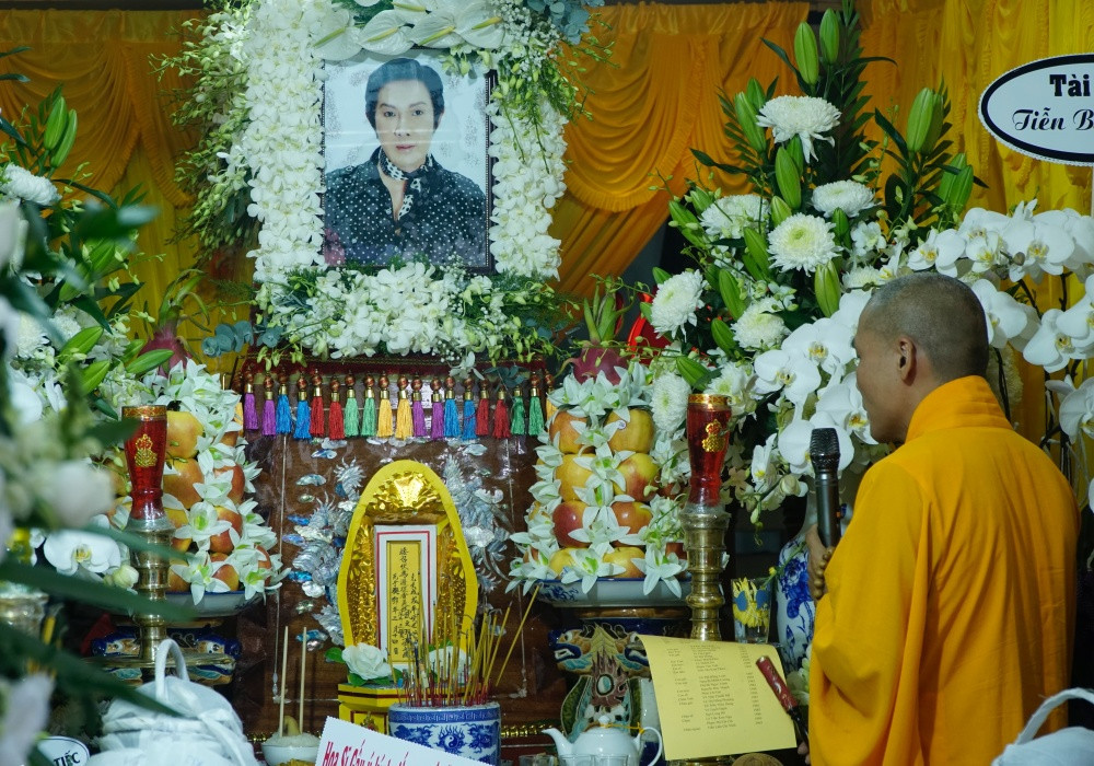  NSƯT Vũ Linh mất ngày 5/3 tại nhà riêng, sau thời gian dài lâm trọng bệnh. Lễ tang diễn ra tại nhà riêng. Đông đảo bạn bè, nghệ sĩ tới tiễn đưa ông.