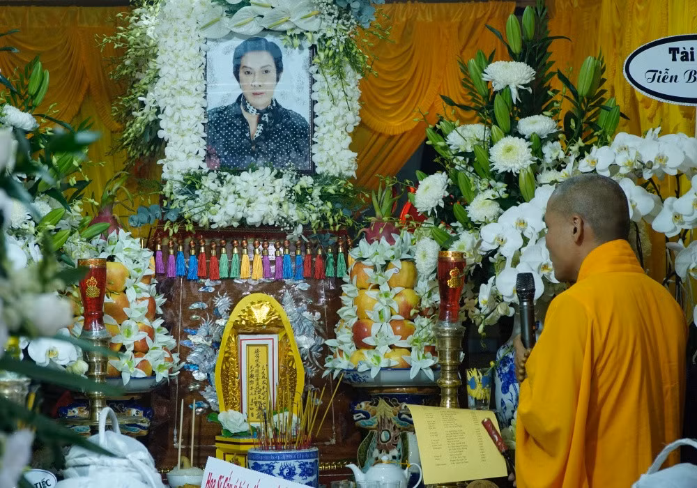  NSƯT Vũ Linh mất ngày 5/3 tại nhà riêng, sau thời gian dài lâm trọng bệnh. Lễ tang diễn ra tại nhà riêng. Đông đảo bạn bè, nghệ sĩ tới tiễn đưa ông.