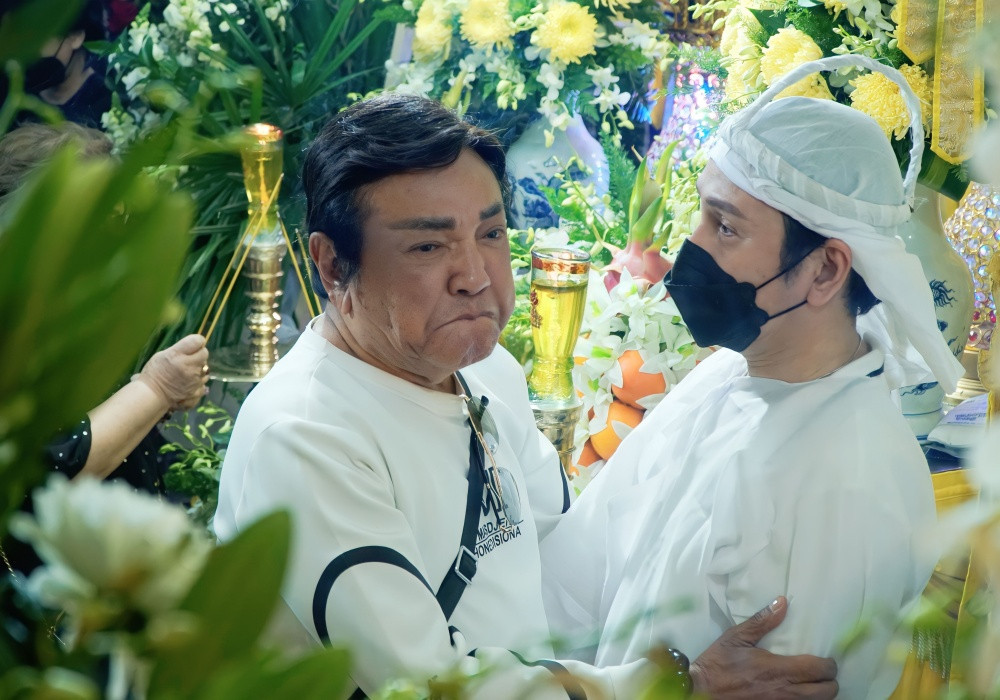 NSƯT Phú Quý nghẹn ngào ngắm di ảnh người đã khuất. Ông động viên tinh thần các con nuôi ráng lo hậu sự chu toàn cho "ông hoàng cải lương Hồ Quảng".