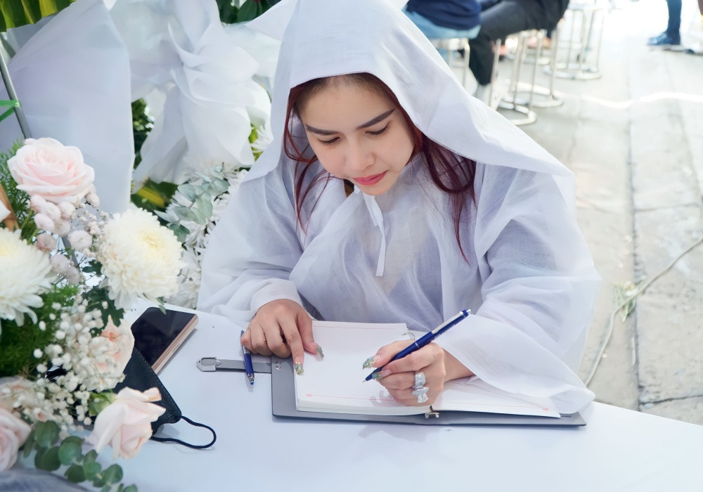 Bình Tinh xúc động ghi những dòng gửi cha nuôi. Cố nghệ sĩ sinh thời rất nghiêm khắc dạy dỗ con cháu. "Ba ơi! Kiếp sau vẫn đánh vào mông con nha. Con nhớ ba", cô viết trong sổ tang.