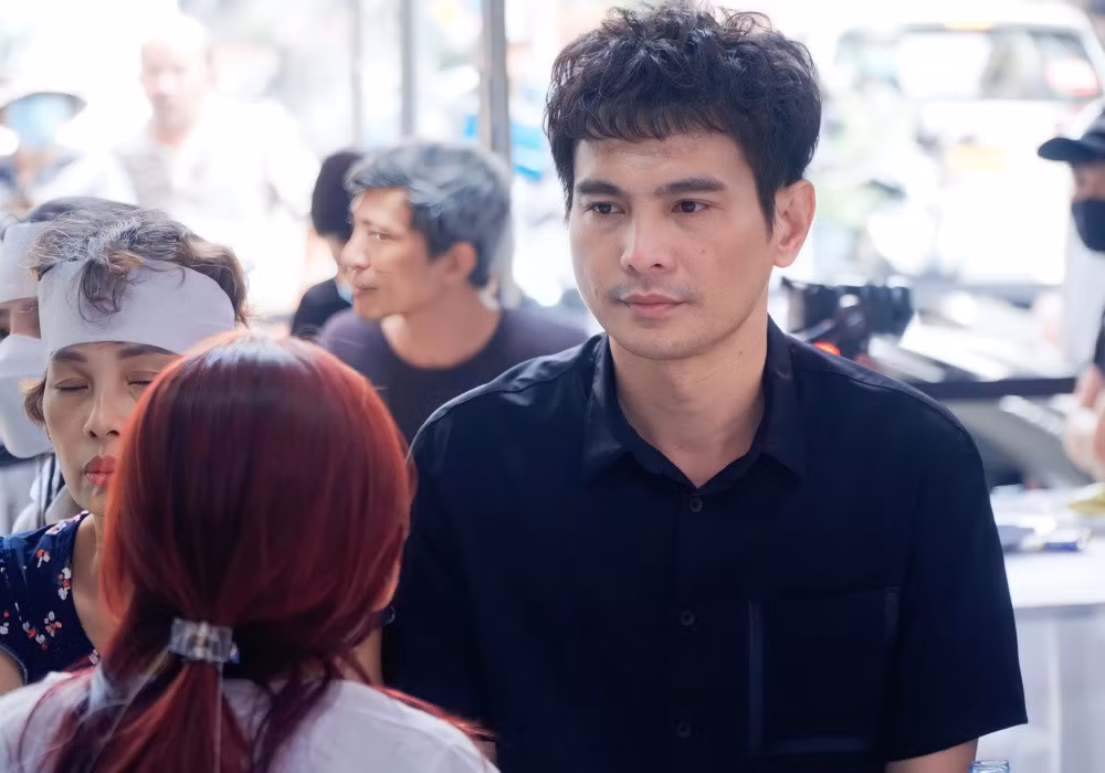 Lâm Vũ có mặt từ sớm ở đám tang. Anh phụ giúp gia đình sắp xếp vòng hoa, ổn định trật tự bên ngoài.