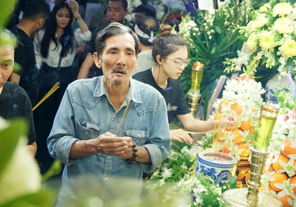 Diễn viên Thương Tín dù sức khỏe kém vẫn đến viếng Vũ Linh. "Anh em chúng tôi có một số lần lưu diễn chung. Khi biết tôi gặp khó khăn, Vũ Linh nhiều lần gọi điện hỏi thăm, an ủi", Thương Tín kể.