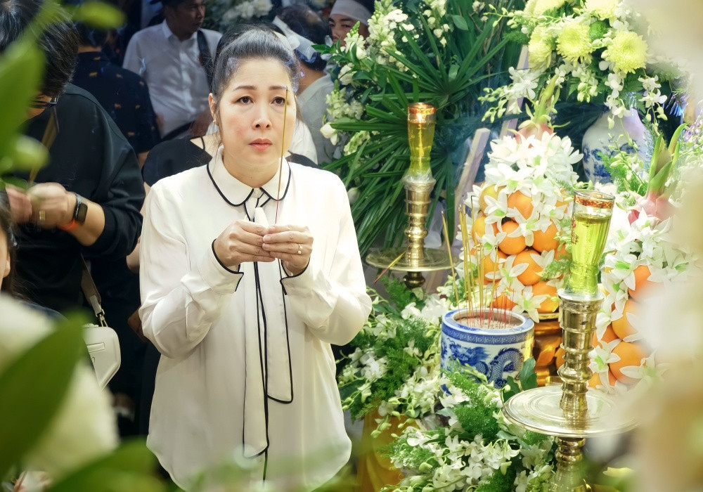 Hồng Vân dù bận việc ở sân khấu kịch vẫn tranh thủ tới lễ tang.