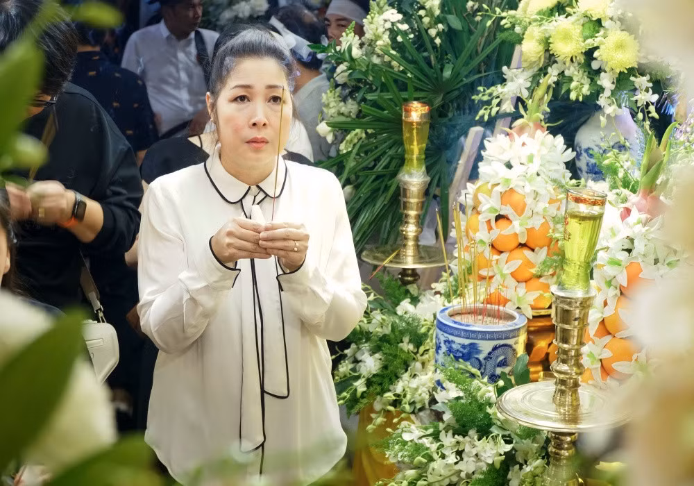 Hồng Vân dù bận việc ở sân khấu kịch vẫn tranh thủ tới lễ tang.