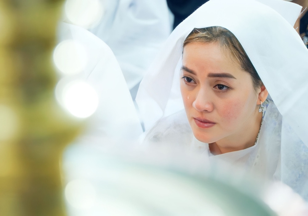 Hồng Loan - con gái của Vũ Linh tiều tụy vì lo tang lễ mấy ngày qua. Cố nghệ sĩ ít chia sẻ thông tin gia đình vì không muốn mọi người bị soi mói, bàn tán.