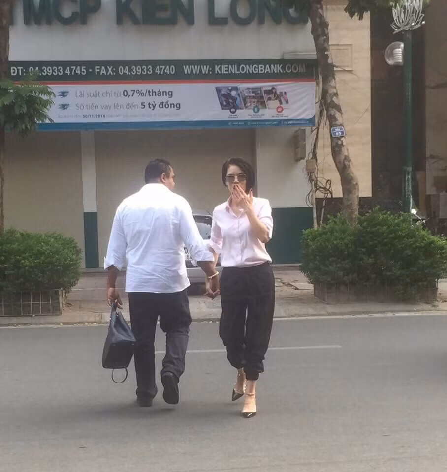 "Tình yêu của chúng tôi đủ lớn để có với nhau hai nhân chứng của tình yêu, cháu Barry và Hailey, nhưng vẫn phải trải qua bao thử thách để xây đắp mái ấm trọn đời với nhau. Sau bao sóng gió, thăng trầm, mâu thuẫn, chúng tôi đã tìm được tiếng nói chung và cảm thấy đã đúng lúc chúng tôi trở thành vợ chồng chính thức. Nếu chúng tôi kết hôn 10 năm trước đây, có thể chúng tôi sẽ chủ quan và sẽ không cần phấn đấu để làm tốt bản thân hơn trong mắt của nhau vì còn quá nhiều hoài bão, đam mê và chưa chấp nhận buông bỏ", chồng Thu Phương chia sẻ.