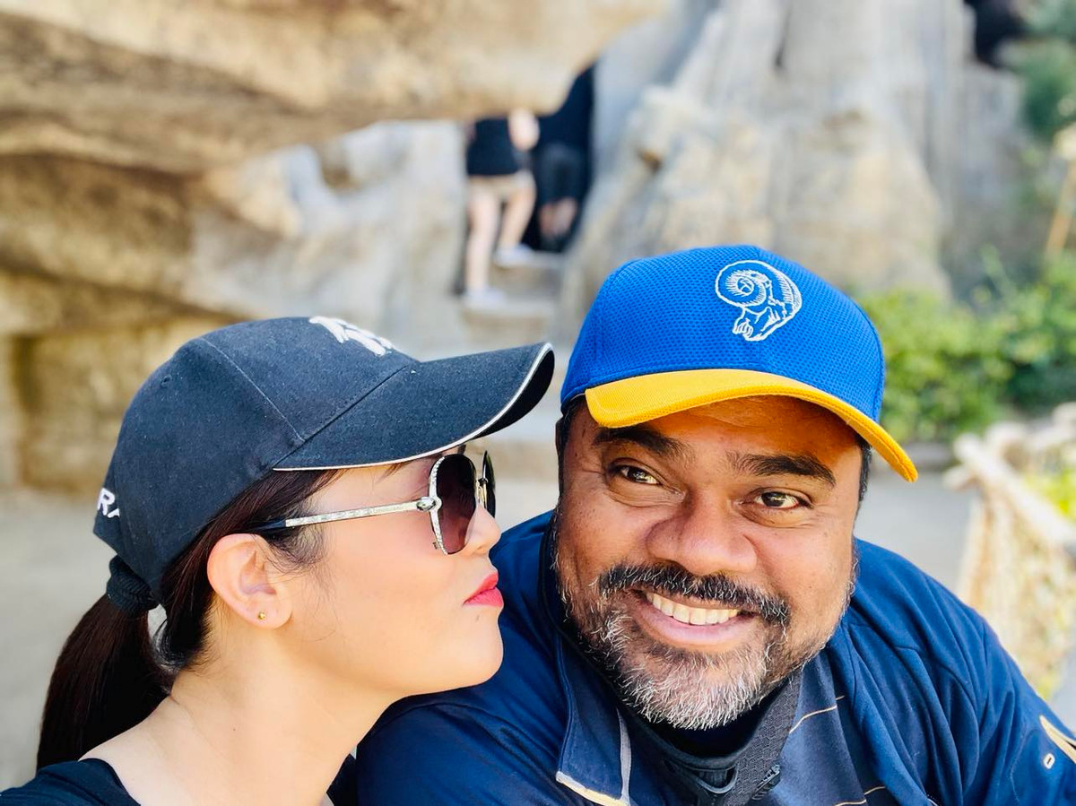 "Cảm giác lần đầu tiên đeo nhẫn tay trái thật lạ, nhưng con tim thật ấm áp vô cùng. Rể Hải Phòng xin được chính thức mời rượu các đồng hương quê vợ vào tháng 12 này tại quê nhà", ông bầu hạnh phúc chia sẻ.