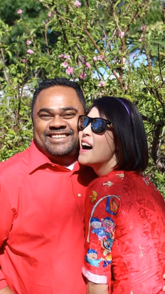 "Ngược lại, Dũng cho rằng thời gian cũng là một điều tốt giúp Dũng khẳng định rằng khi lấy một người nổi tiếng, họ có thể sống cuộc đời bình dị, lo cho chồng con và gia đình như những người bình thường. Người càng nổi tiếng, càng thành công thì cái tôi của họ càng lớn. Cái tôi càng lớn thì sẽ càng chấp, nếu còn chấp thì còn khổ và sẽ không giữ được hạnh phúc. Khi kết hôn thì không phải 1 + 1, mà là 1/2 +1/2, mỗi bên phải buông bỏ bớt cái tôi, nếu không 1 cái tôi + 1 cái tôi nữa thì những đứa trẻ vô tội sẽ phải trả giá", Dũng Taylor bày tỏ.