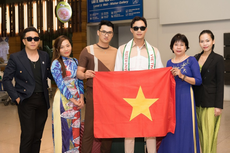 Trước khi lên đường dự thi, anh vô cùng hạnh phúc khi được mẹ, dì cùng người thân tiễn ra tận sân bay với những lời chúc may mắn nhất dành cho mình.